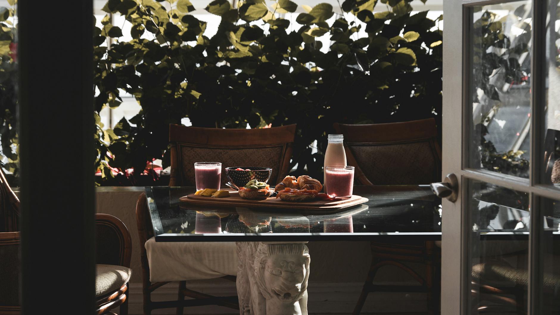 Most airport hotels serve early breakfast (4–6 am) for pre-dawn departures