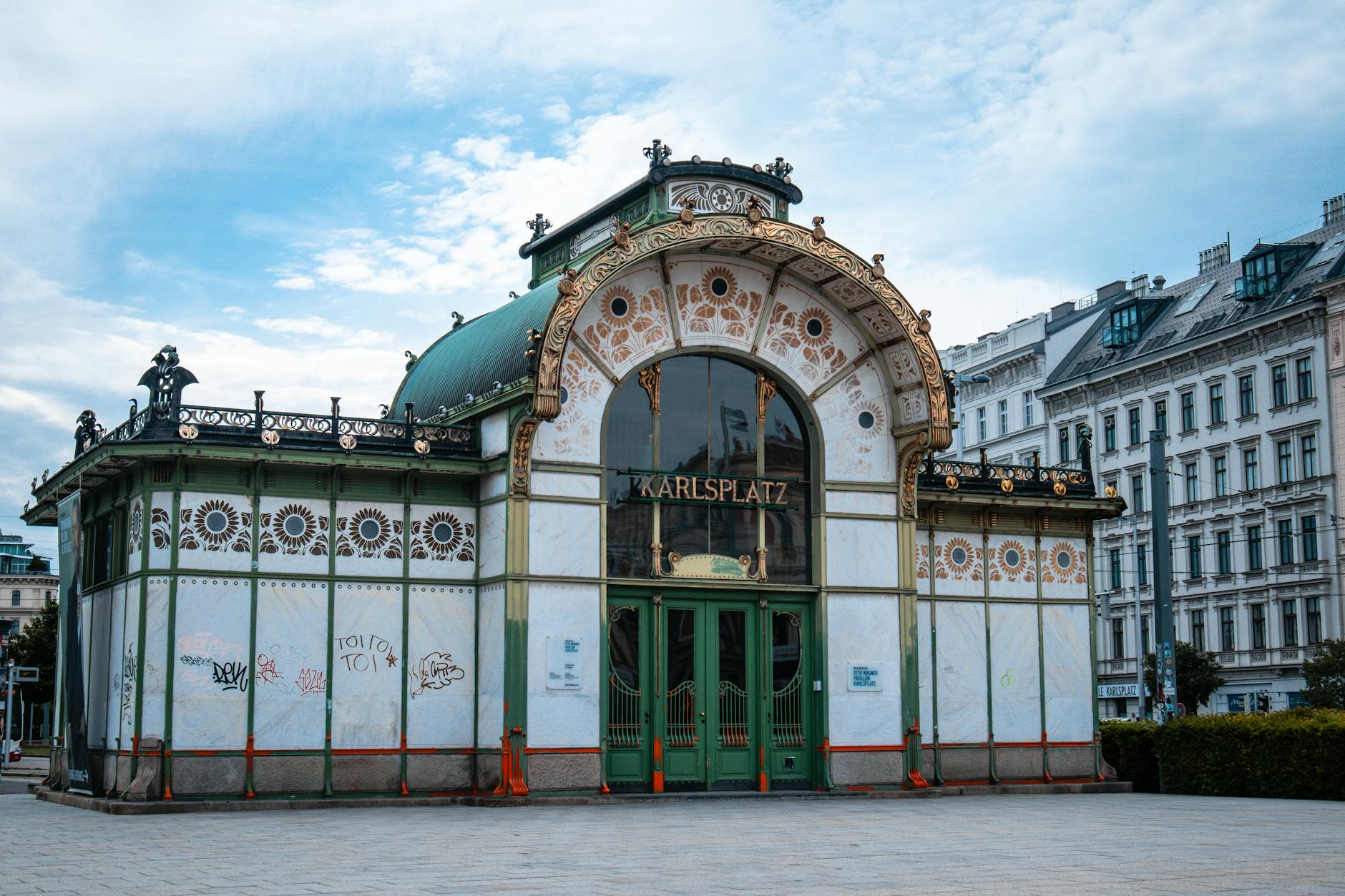 Otto Wagner's Jugendstil walks: Karlsplatz pavilions, Postsparkasse, Majolikahaus