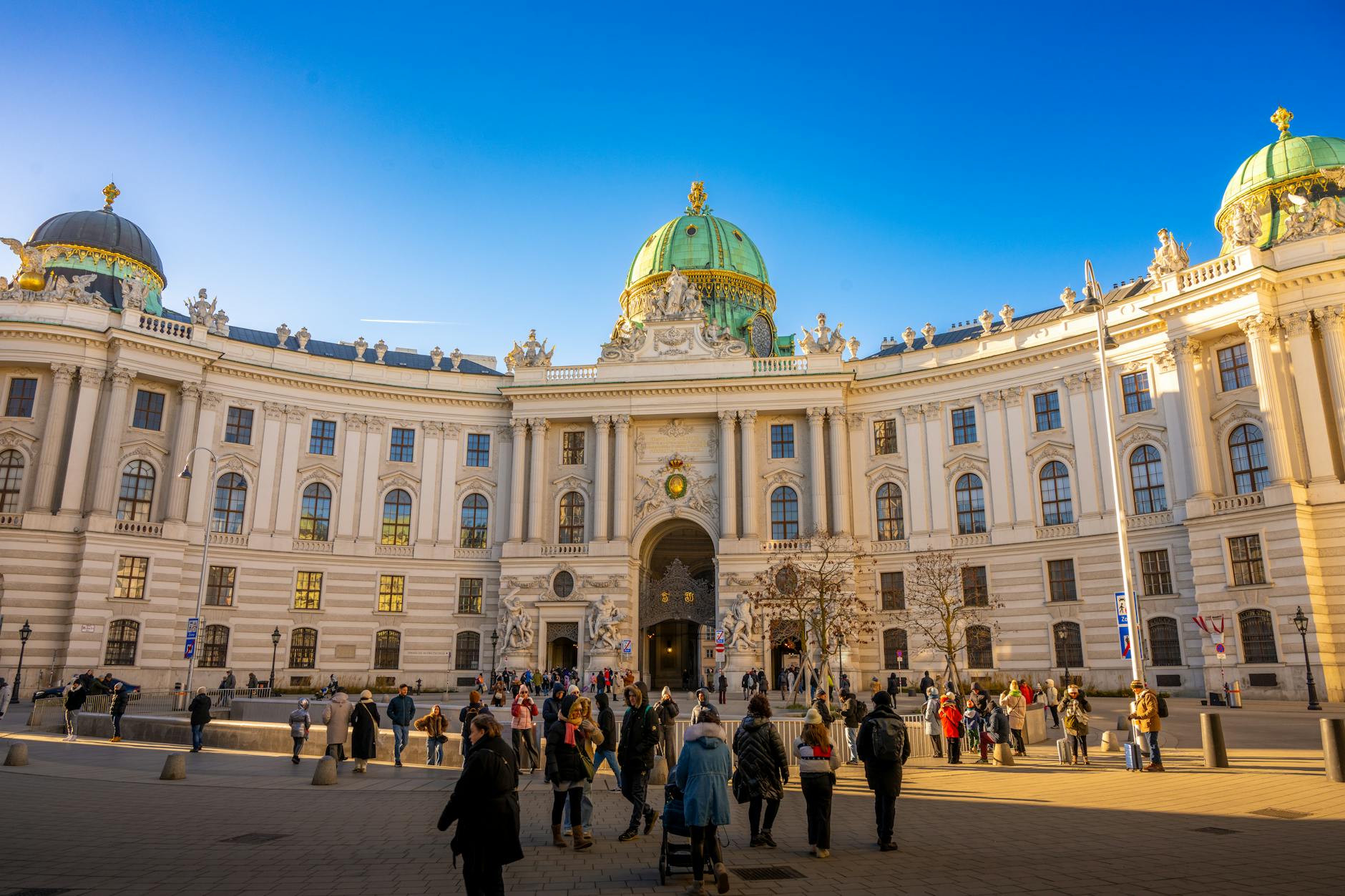 The Imperial Walk circles the Hofburg, Heldenplatz, and the Volksgarten